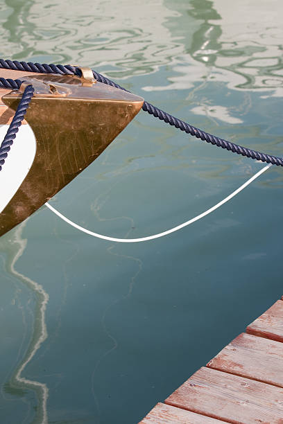 yacht détail dans un lac - moored passenger ship rope lake photos et images de collection