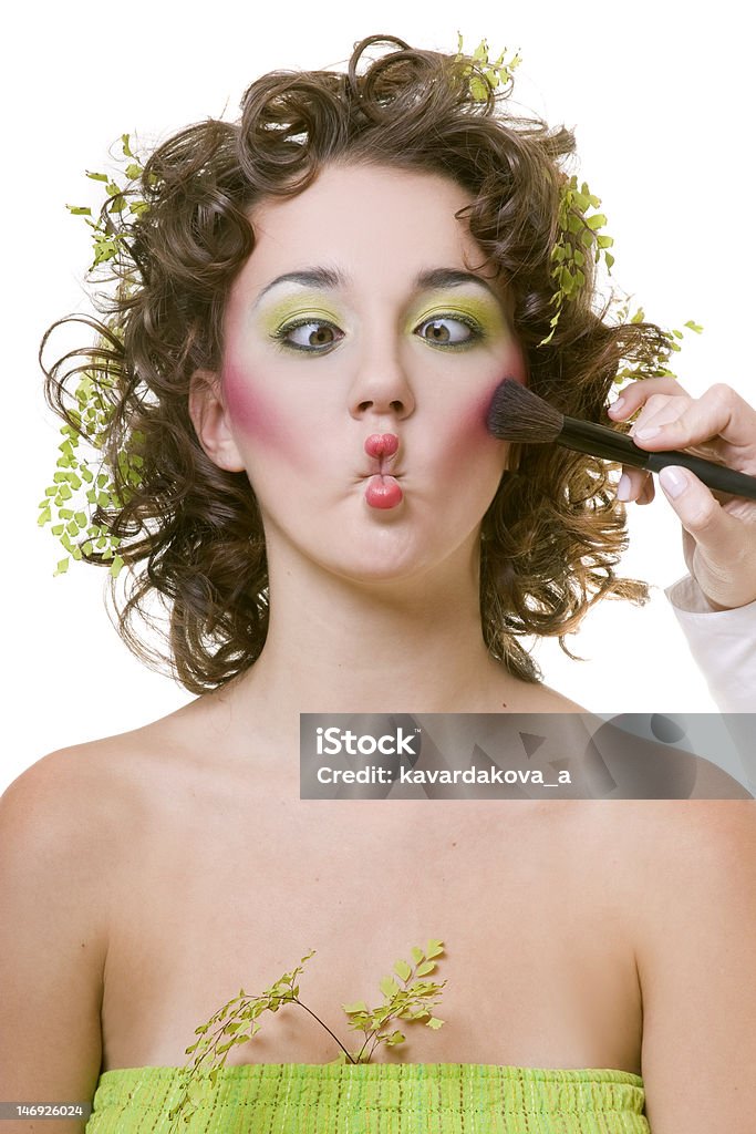Rostro de chica que amplia cepillo maquillador - Foto de stock de Hacer muecas libre de derechos