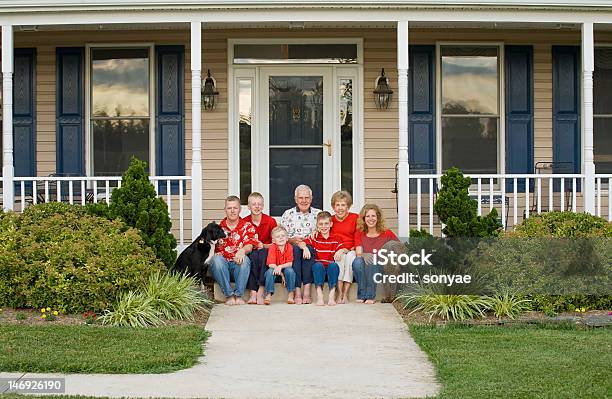 幸せな家族 - 前にいるのストックフォトや画像を多数ご用意 - 前にいる, 家族, 家