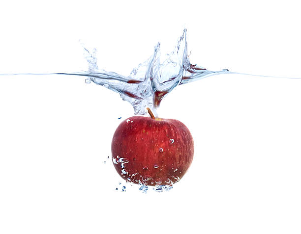 manzana de agua - drop red delicious apple apple fruit fotografías e imágenes de stock