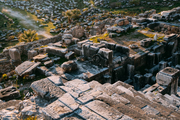 древний город милетус в турции - architecture anatolia ancient civilization ancient greece стоковые фото и изображения