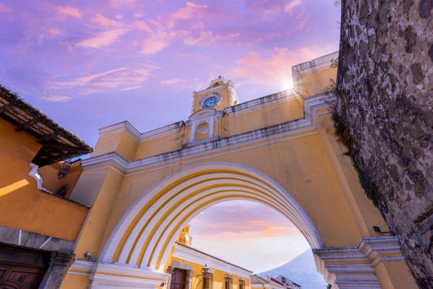 гватемала, красочные колониальные улицы антигуа в историческом центре города баррио исторо - антигуа стоковые фото и изображения