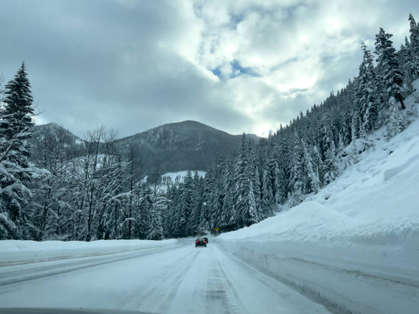 szeroki widok na złe warunki drogowe w górach kaskadowych. - north cascades national park cascade range highway north zdjęcia i obrazy z banku zdjęć