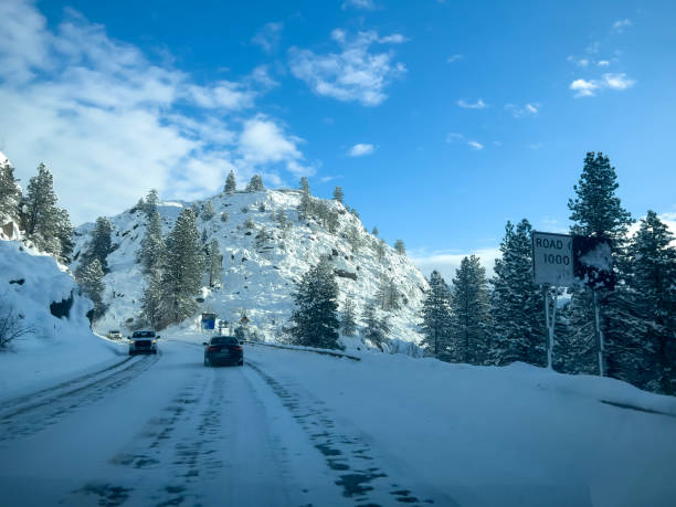 szeroki widok na złe warunki drogowe w górach kaskadowych. - north cascades national park cascade range highway north zdjęcia i obrazy z banku zdjęć