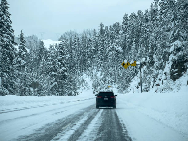 szeroki widok na złe warunki drogowe w górach kaskadowych. - north cascades national park cascade range highway north zdjęcia i obrazy z banku zdjęć