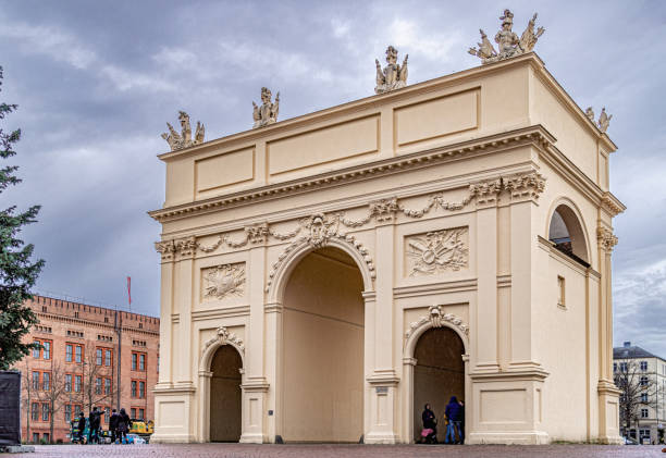 brandenburger tor potsdam, brama brandenburska - winter city germany brandenburg zdjęcia i obrazy z banku zdjęć