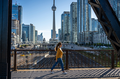Retrato de una mujer caminando en Toronto. photo
