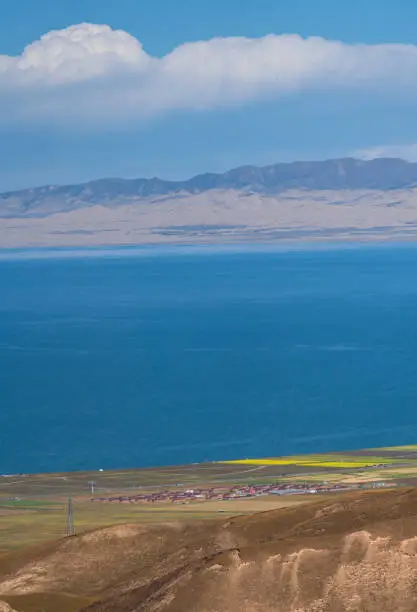 With the autumn season coming, the Lake of Qinghai shows it’s another face