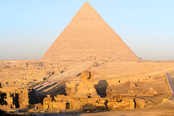 sphinx laying down in front of the great pyramid of giza in cairo- giza- egypt - pyramid of mycerinus pyramid great pyramid giza imagens e fotografias de stock