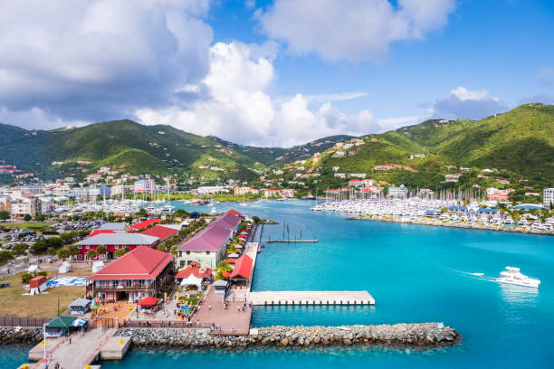 kreuzfahrtschiff dock in road harbor - tortola stock-fotos und bilder