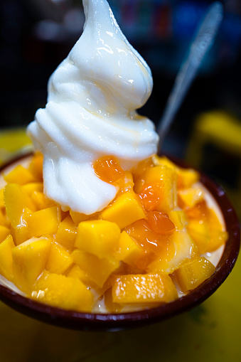 Bingsoo is made of shaved ice, milk and condensed milk. I chose mangoes as a topping. As it was rather big, it turned out to be my dinner. Look at the fresh dice cut mangoes.