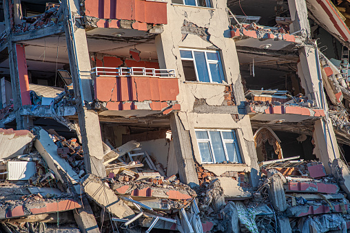Pisos de un edificio destruido en un terremoto photo