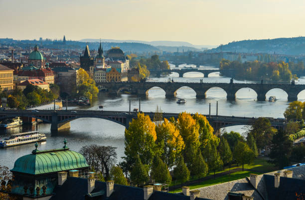 вид с воздуха на городской пейзаж праги - prague czech republic charles bridge bridge стоковые фото и изображения