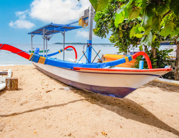 junkung boat on beach in bali, indonesia with blue sky - junkung imagens e fotografias de stock