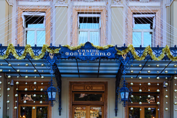 entrada principal decorada con navidad al casino montecarlo. dosel de entrada principal, letrero del casino de mónaco - realeza de mónaco fotografías e imágenes de stock