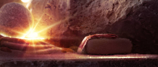 scena biblica della risurrezione di gesù cristo - tomb jesus christ easter resurrection foto e immagini stock