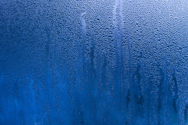 fundo azul bonito com gotas de água no vidro. - drop window water fog - fotografias e filmes do acervo