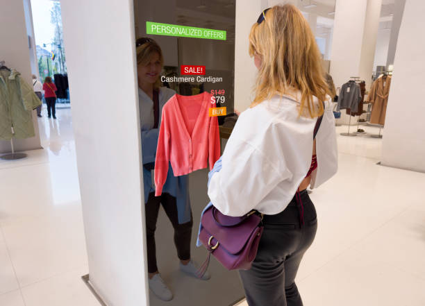 Frau betrachtet fortschrittliches Spiegeldisplay im Einzelhandelsgeschäft, das Kunden personalisierte Angebote zeigt – Foto