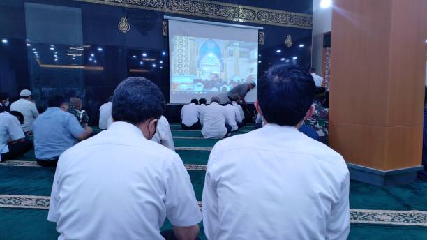 adoradores escuchando la recitación - medinah temple fotografías e imágenes de stock