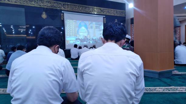 fieles escuchando la recitación después de las oraciones del mediodía - medinah temple fotografías e imágenes de stock