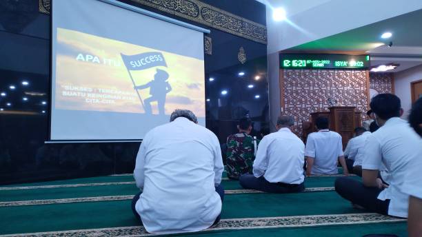 los fieles de la mezquita escuchan una conferencia de un maestro islámico - medinah temple fotografías e imágenes de stock