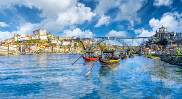 landschaft mit booten auf dem fluss douro in porto - fluss douro stock-fotos und bilder
