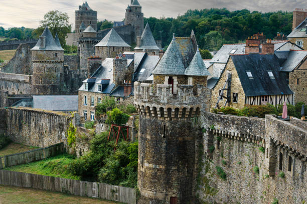 blick auf die mittelalterliche mauer und burg der französischen stadt fougeres. - feudalism stock-fotos und bilder
