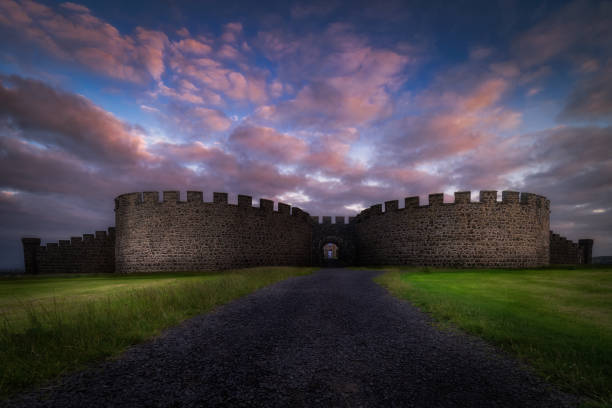 ruinas de downhill demesne con una puesta de sol dramática y cambiante, irlanda del norte - national trust northern ireland uk rock fotografías e imágenes de stock