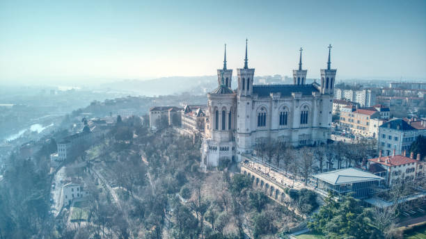 luftaufnahme von notre-dame de fourvière in lyon, frankreich - basilika notre dame de fourvière stock-fotos und bilder