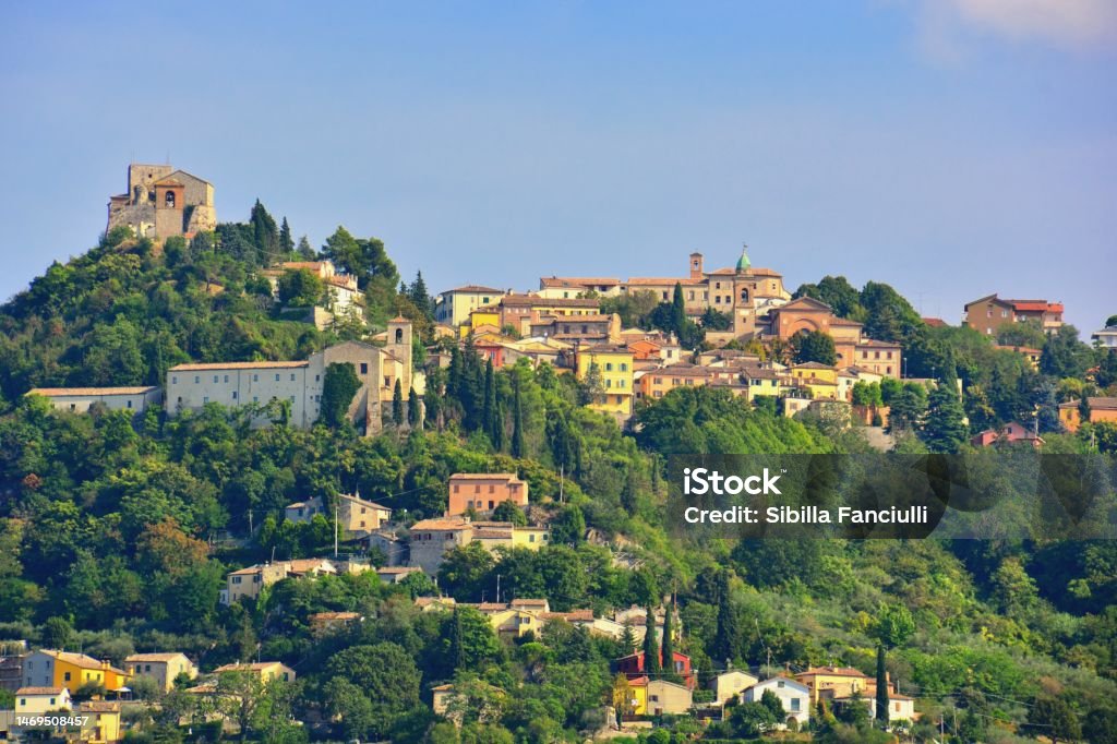 ヴェルッキオリミニエミリアロマーニャイタリアマレッキエーゼ通りからの眺め ヴェルッキオのストックフォトや画像を多数ご用意 ヴェルッキオ