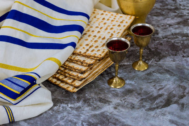 obchody macy paschalnej, obchody żydowskiego święta macy z filiżankami czerwonego koszernego wina serwowanego podczas kiduszu - passover judaism seder kiddush cup zdjęcia i obrazy z banku zdjęć