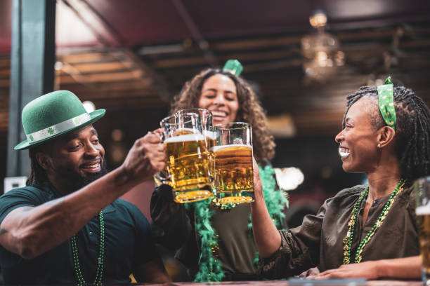 st. patrick's day bar - irish culture beer drinking pub imagens e fotografias de stock