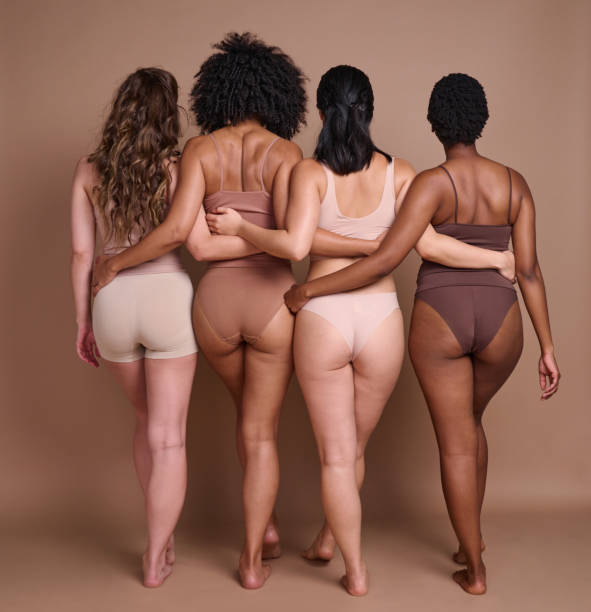 dos, diversité et positivité corporelle avec des amies en studio sur fond marron pour une confiance naturelle. normal, derrière et inclusion avec un groupe d’amies posant pour promouvoir de vraies personnes - bady care photos et images de collection