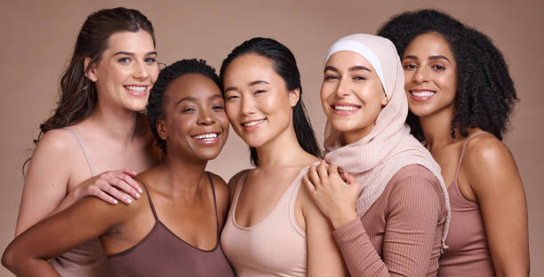 diversidade, mulheres e beleza com skincare e retrato, sorriso e modelos felizes, diferentes e empoderamento com motivação contra fundo de estúdio. inclusão, igualdade e gênero com cultura e pele. - young women friendship smiling individuality - fotografias e filmes do acervo