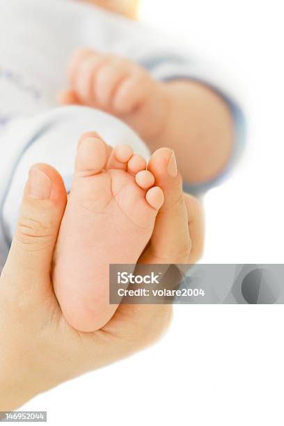 Pie De Bebé En Manos Del Original En Blanco Foto de stock y más banco de imágenes de Adulto - Adulto, Agarrar, Amor - Sentimiento