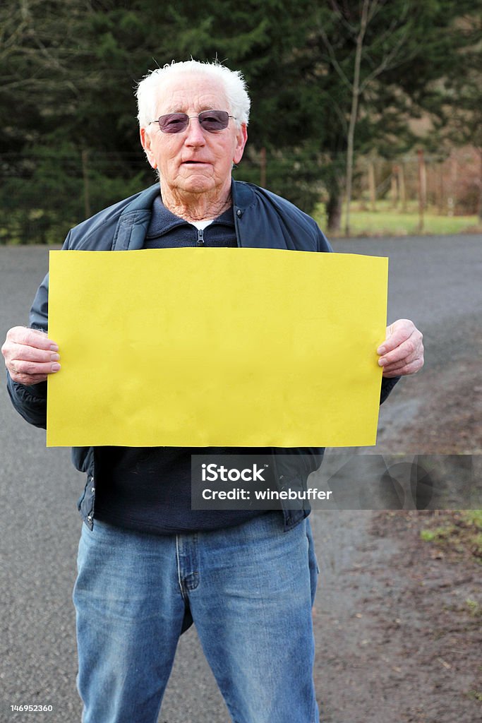 Alte ehemaliger Mann mit Schild und Platz für text - Lizenzfrei Abhängigkeit Stock-Foto