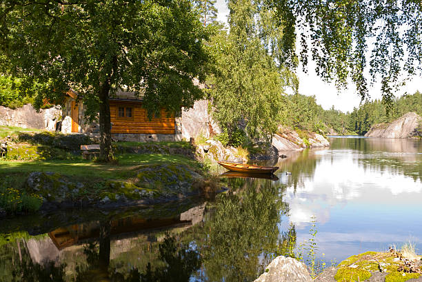 な夏の - scandinavian lake cottage house ストックフォトと画像