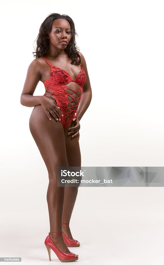 Seksowny zmysłowa Afro American kobieta w red monokini - Zbiór zdjęć royalty-free (Kobiety)