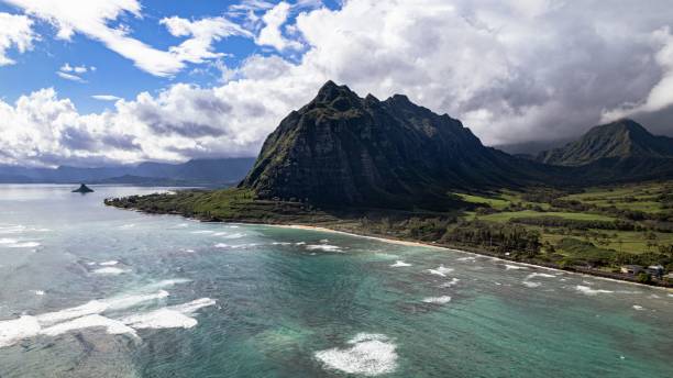 istock Ka'a'awa Beach & Ka'a'awa Valley Mountain Coastline 1469538895