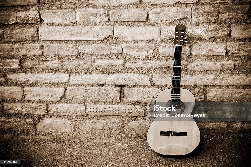 Chitarra classica sulla parete - Foto stock royalty-free di Musica Country
