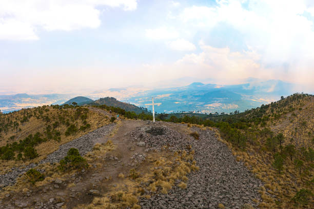 vista panorámica desde la cima del pico del aguila muy cerca del ajusco con amigos disfrutando de la vista desde la cima
