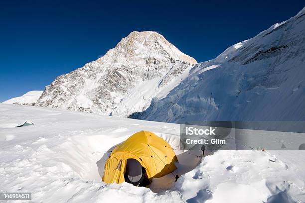 Chan Tengri - Fotografias de stock e mais imagens de Acampar - Acampar, Neve, Amarelo