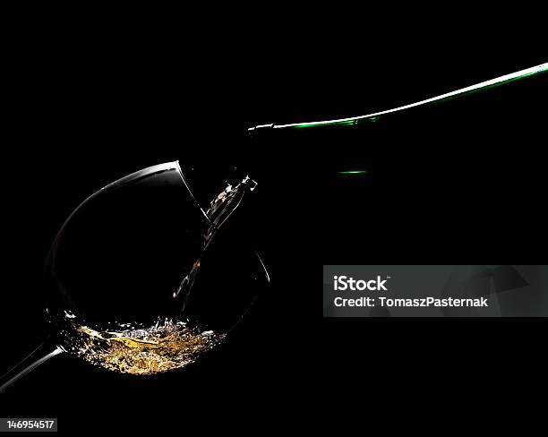 Foto de Taça De Vinho e mais fotos de stock de Fundo preto - Fundo preto, Vinho Branco, Copo