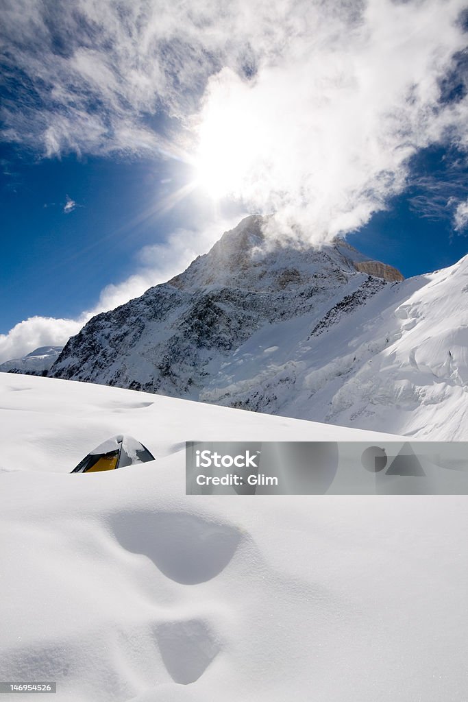 Tente après storm - Photo de Aventure libre de droits