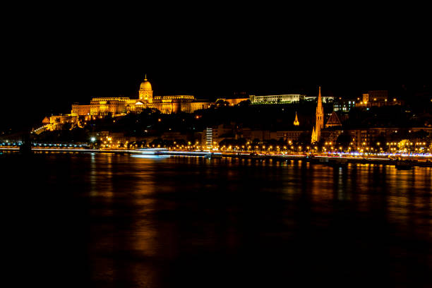 pałac królewski w budzie i brzeg dunaju nocą, budapeszt, węgry - budapest royal palace of buda architectural styles architecture zdjęcia i obrazy z banku zdjęć