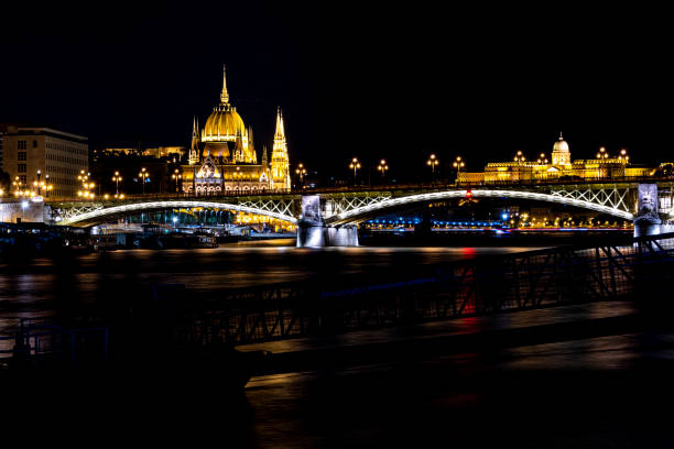 pałac królewski w budzie, parlament, most małgorzaty i brzeg dunaju nocą, budapeszt, węgry - budapest royal palace of buda architectural styles architecture zdjęcia i obrazy z banku zdjęć