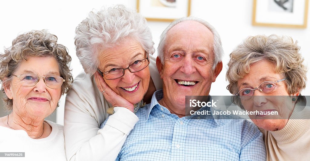 Счастливый Старший человек и женщины - Стоковые фото Дружба роялти-фри