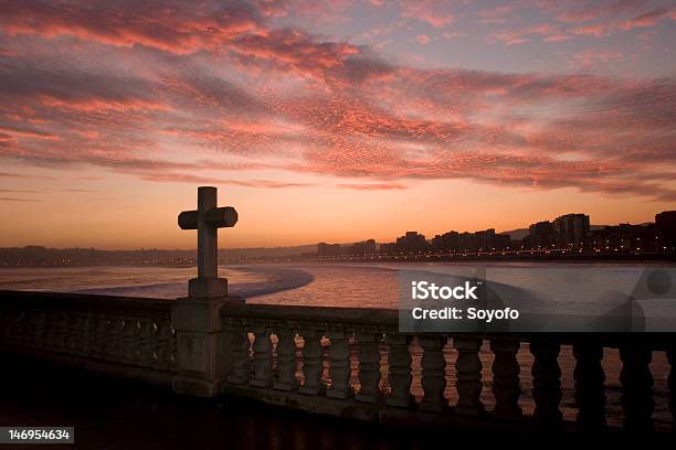 Amanecer En La Playa Foto de stock y más banco de imágenes de Aire libre - Aire libre, Amanecer, Ciudad