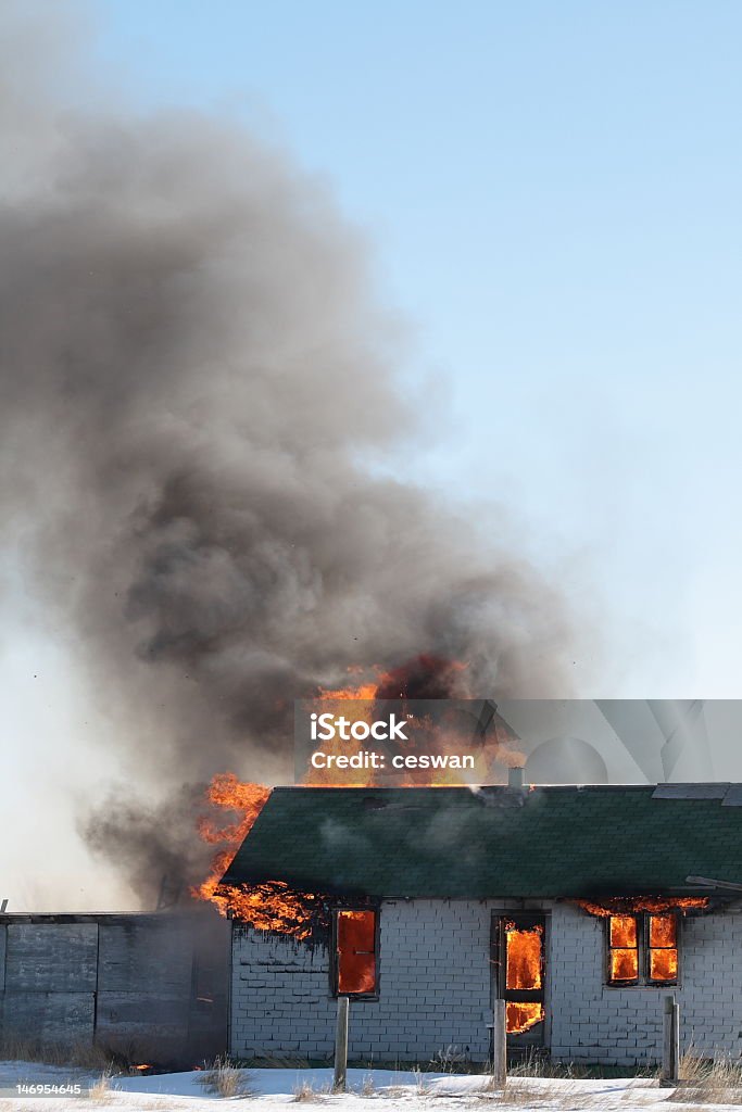 Casa de incendios - Foto de stock de Invierno libre de derechos