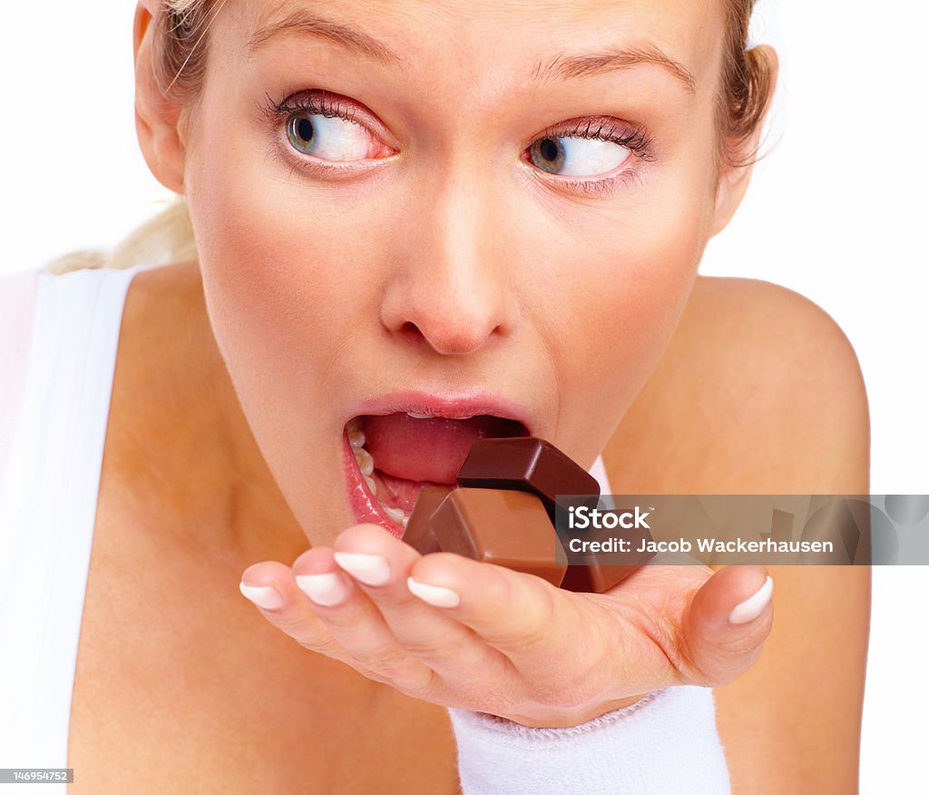 Hermosa joven mujer comiendo chocolates - Foto de stock de 20 a 29 años libre de derechos